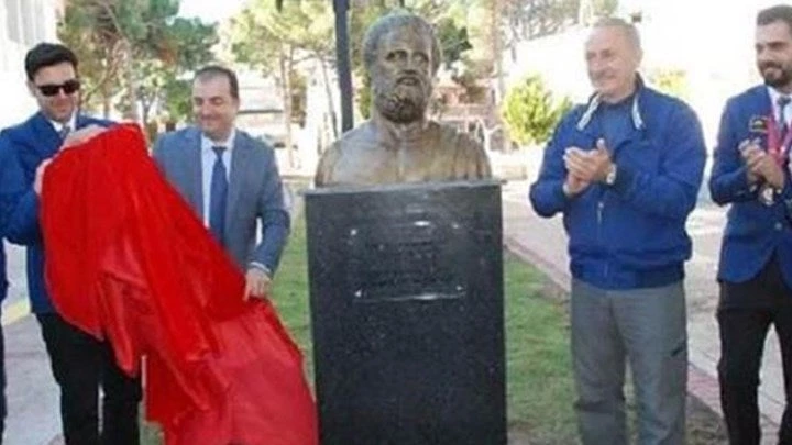 Αυτοί είναι οι Τούρκοι! Έκλεψαν το άγαλμα του Ιπποκράτη από πόλη της Τουρκίας
